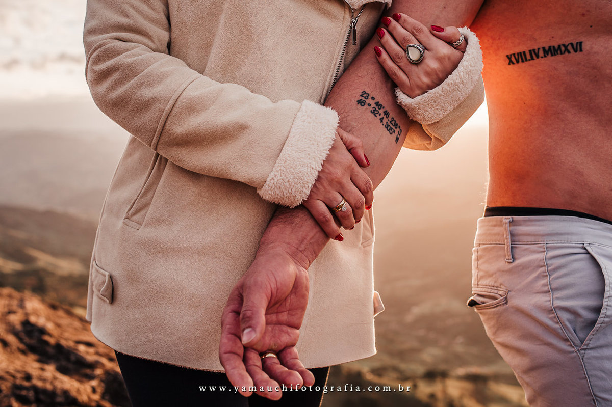 tatuagem dos noivos que representa a latitude e longitude da rua que deram o primeiro beijo