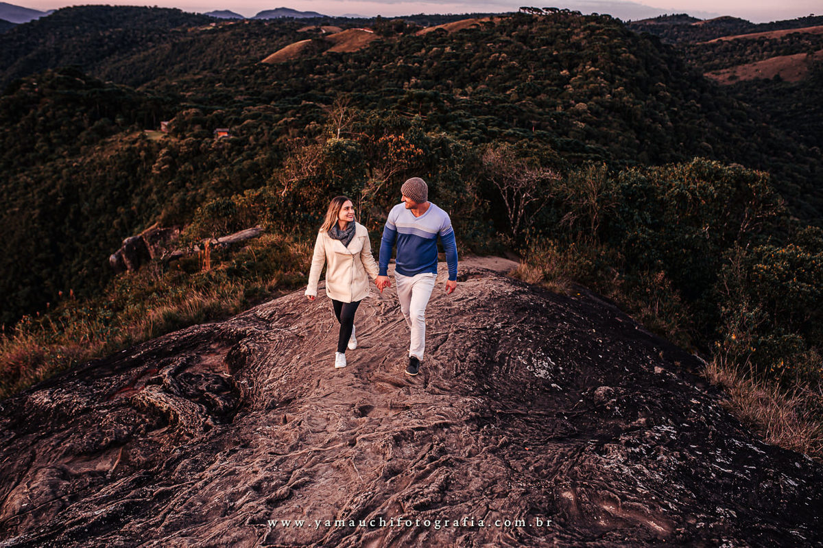Ensaio de casal na Pedra do Bauzinho em São Bento do Sapucaí SP