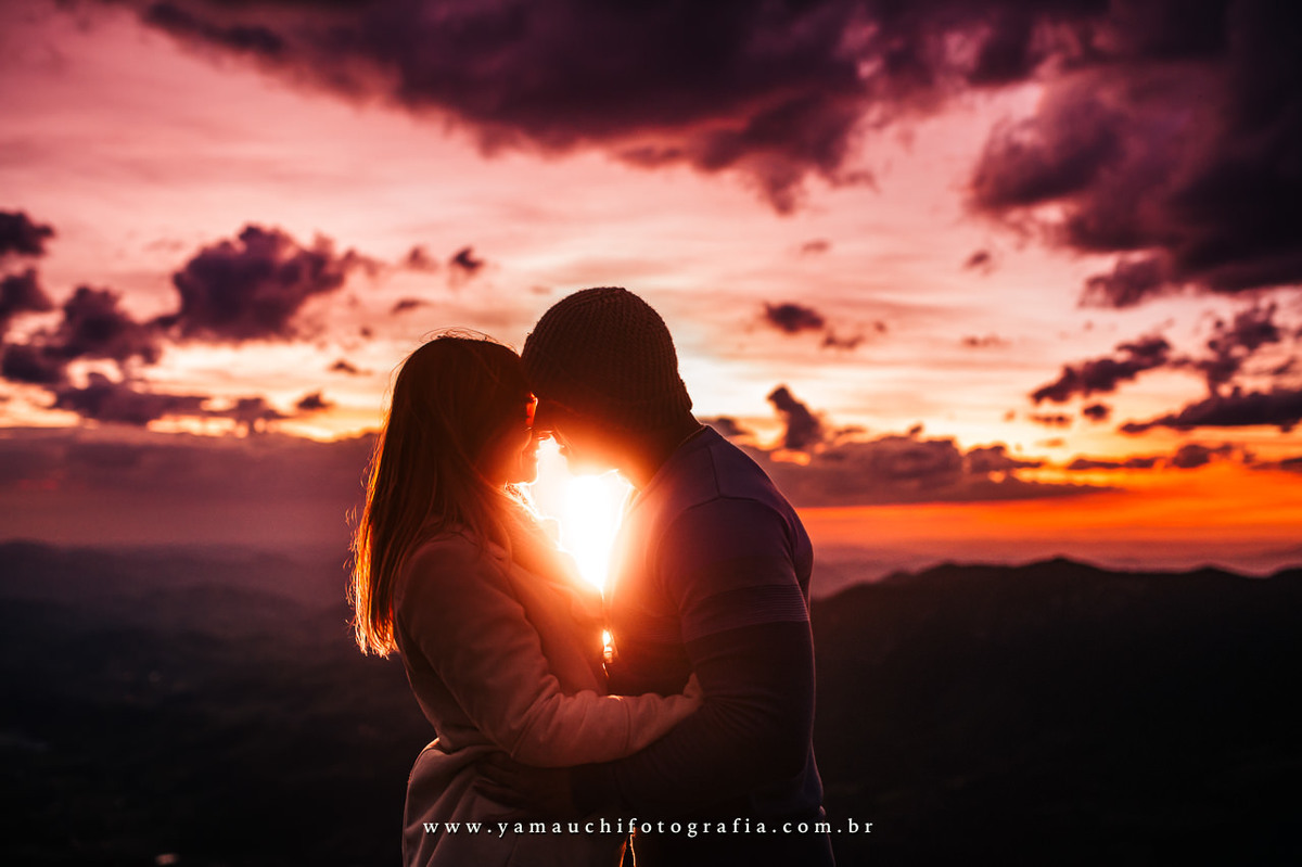 ensaio de casal com por do sol na Pedra do Bauzinho