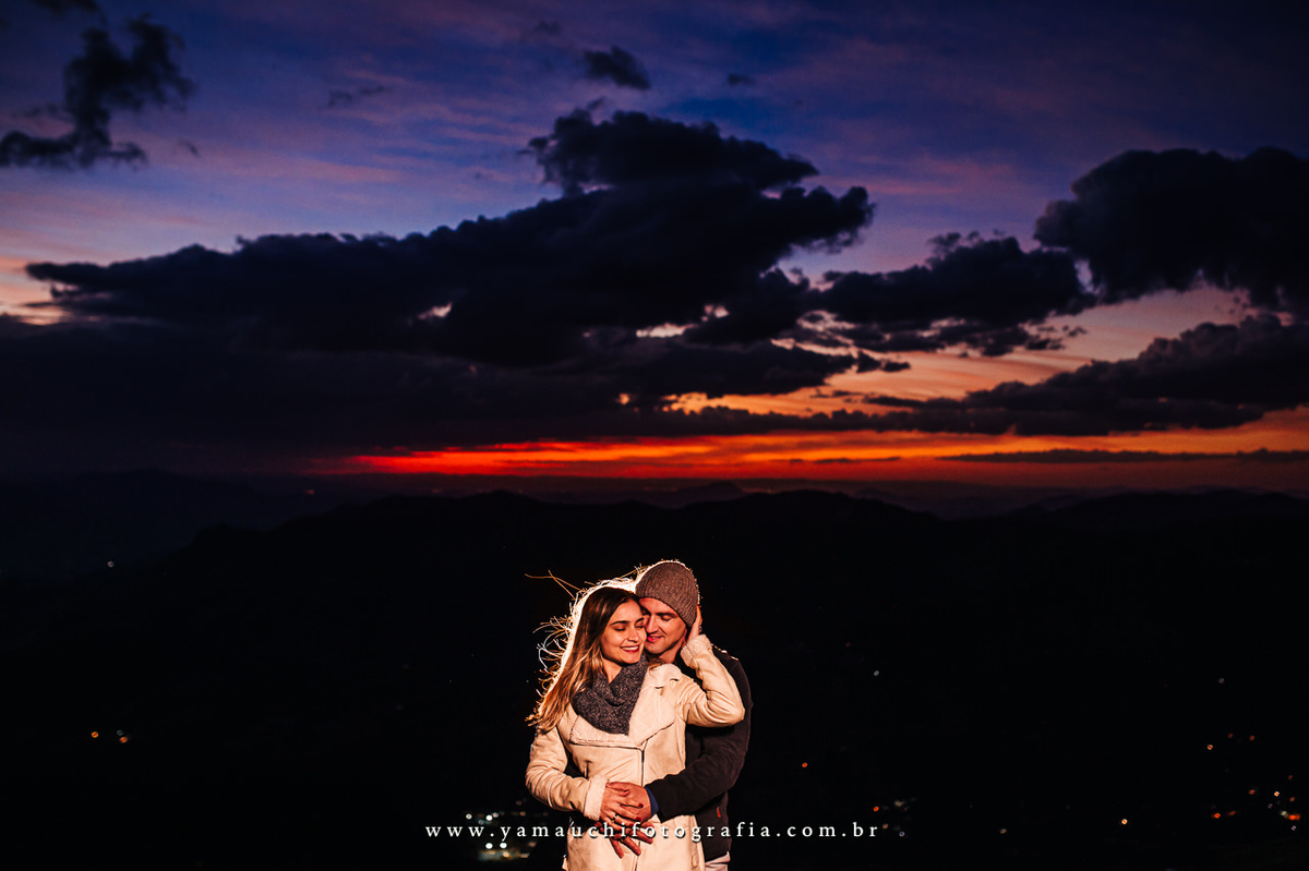 Por do sol na Pedra do Bauzinho no ensaio de casal feito por Fotógrafo de casamento SP