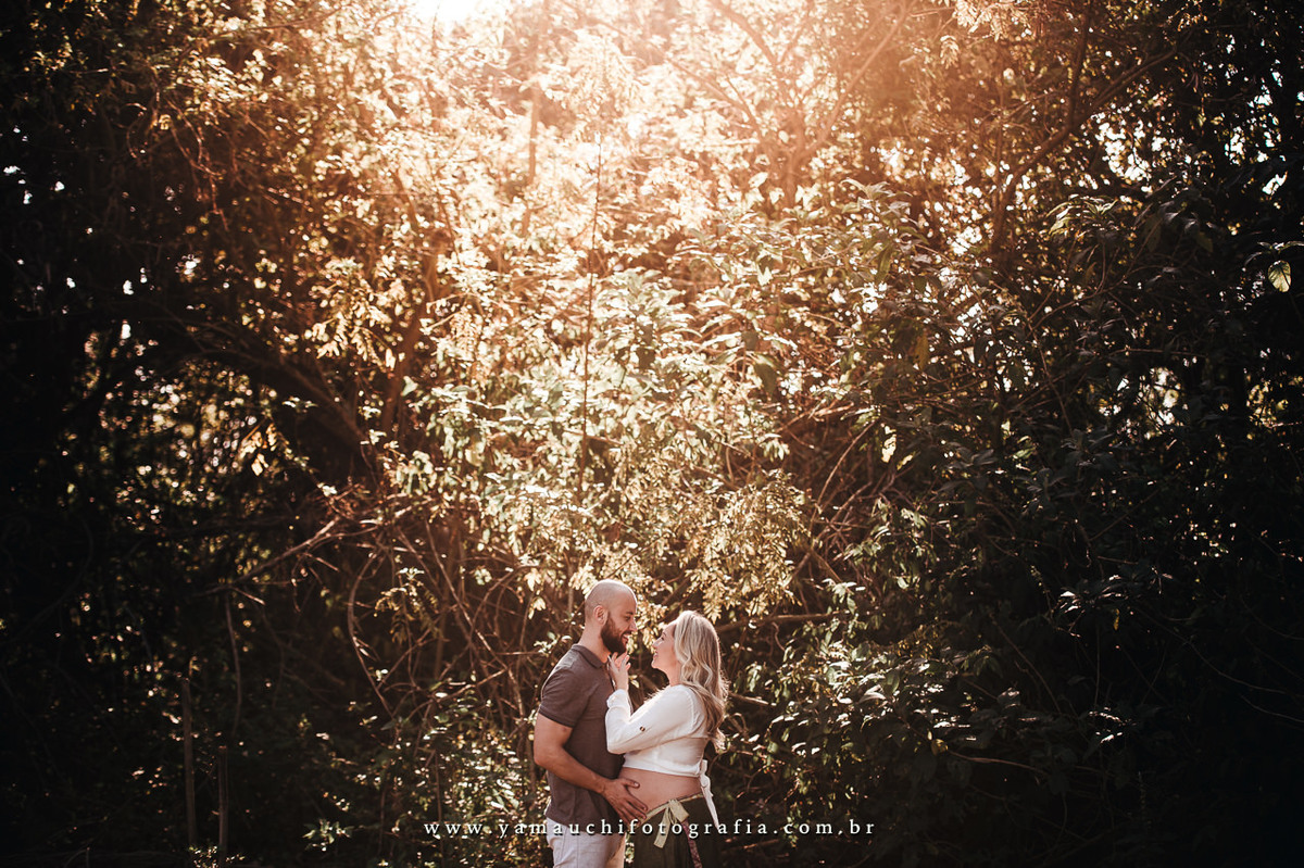 ensaio de gestante no campo em Mogi das Cruzes