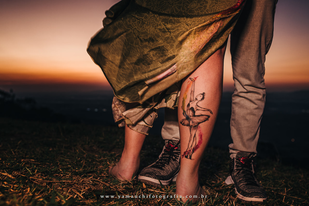 Tatuagem para bailarina em ensaio de casal