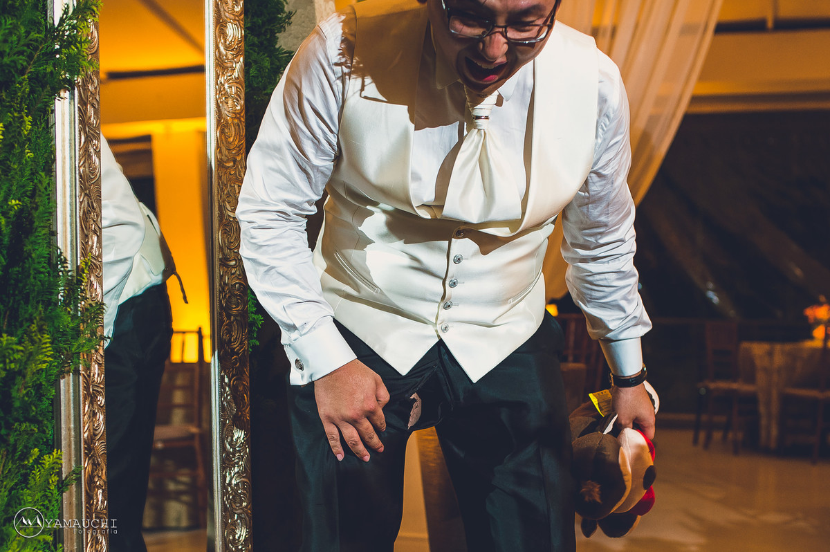 Noivo com a calça rasgada