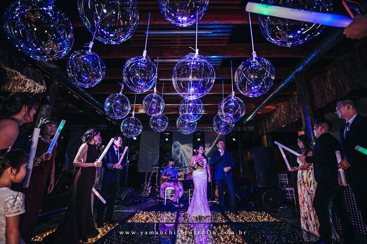 Pista de led paris na entrada dos noivos 