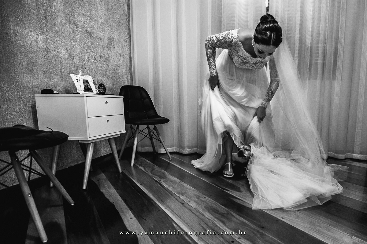 pet se enroscando no vestido de noiva