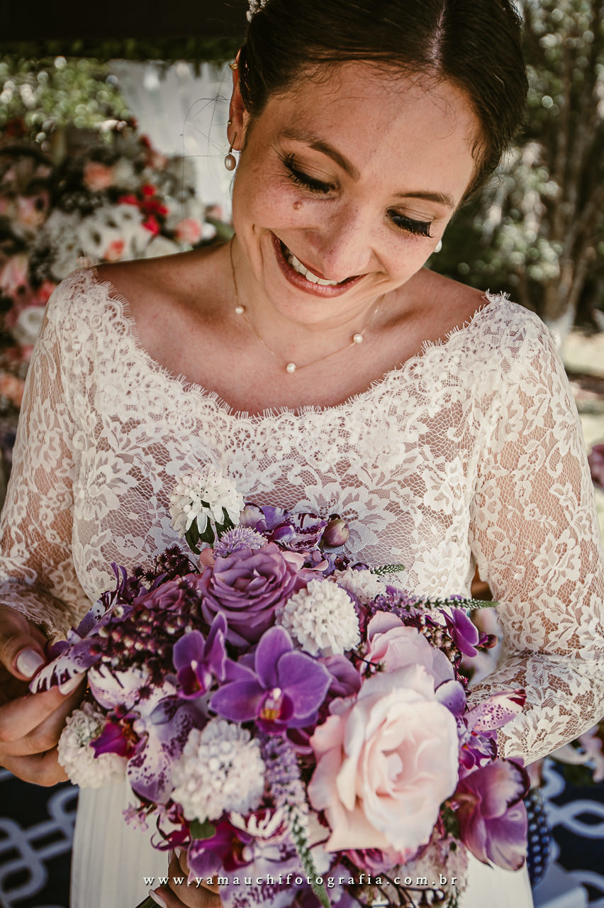 Buque de flores e vestido de noiva