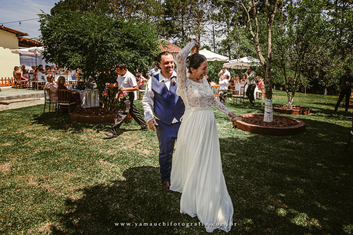 vestido de noiva para casamento no campo