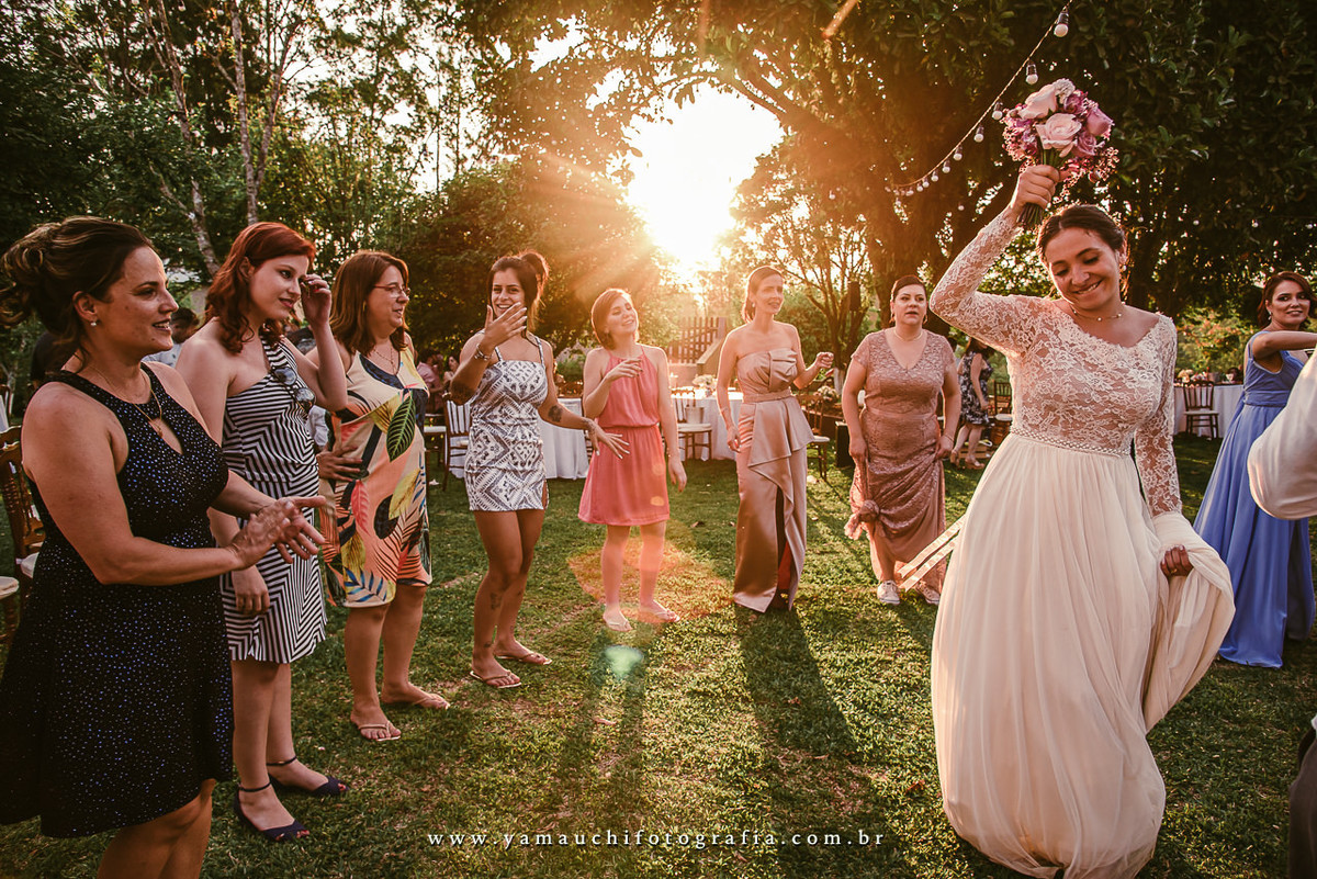 buque de flores e vestido de noiva