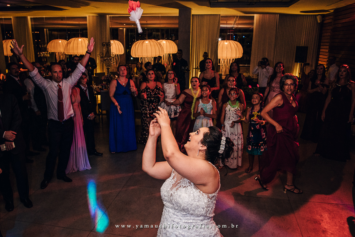 noiva jogando buque de flores