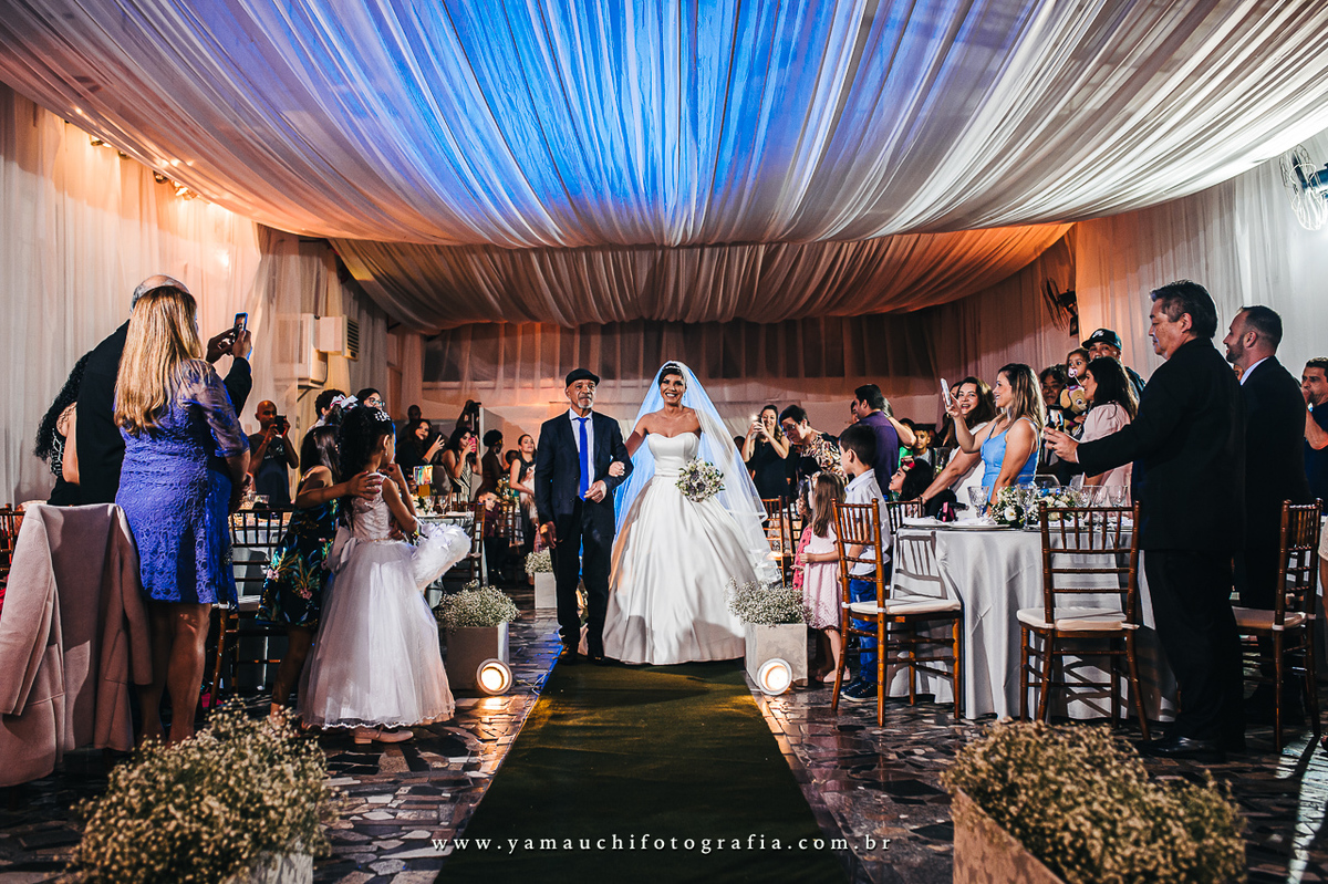 entrada da noiva com samba na Igreja Adnipo Mogi das Cruzes