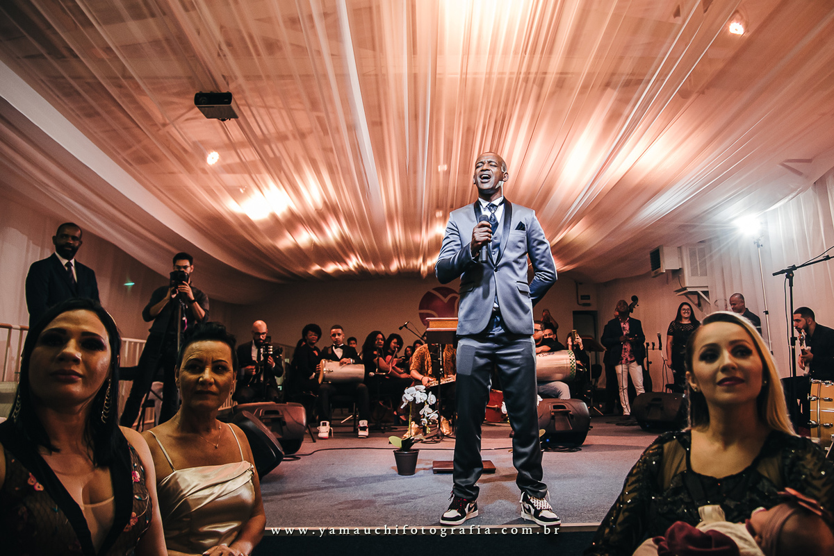 noivo cantando na entrada na Igreja Adnipo Mogi das Cruzes