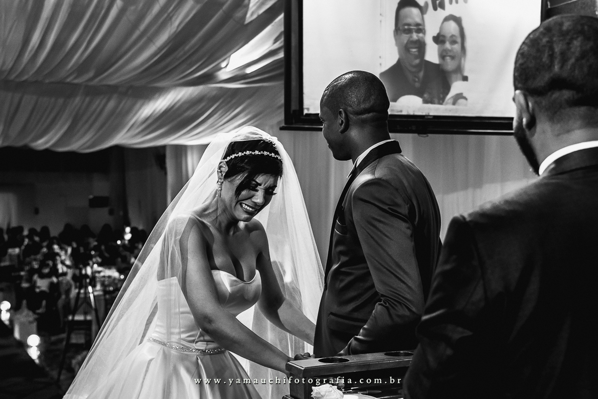 emoção dos noivos com pastor