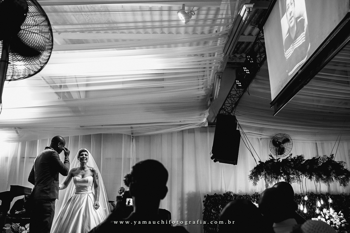 surpresa para os noivos na hora da cerimônia de casamento na igreja