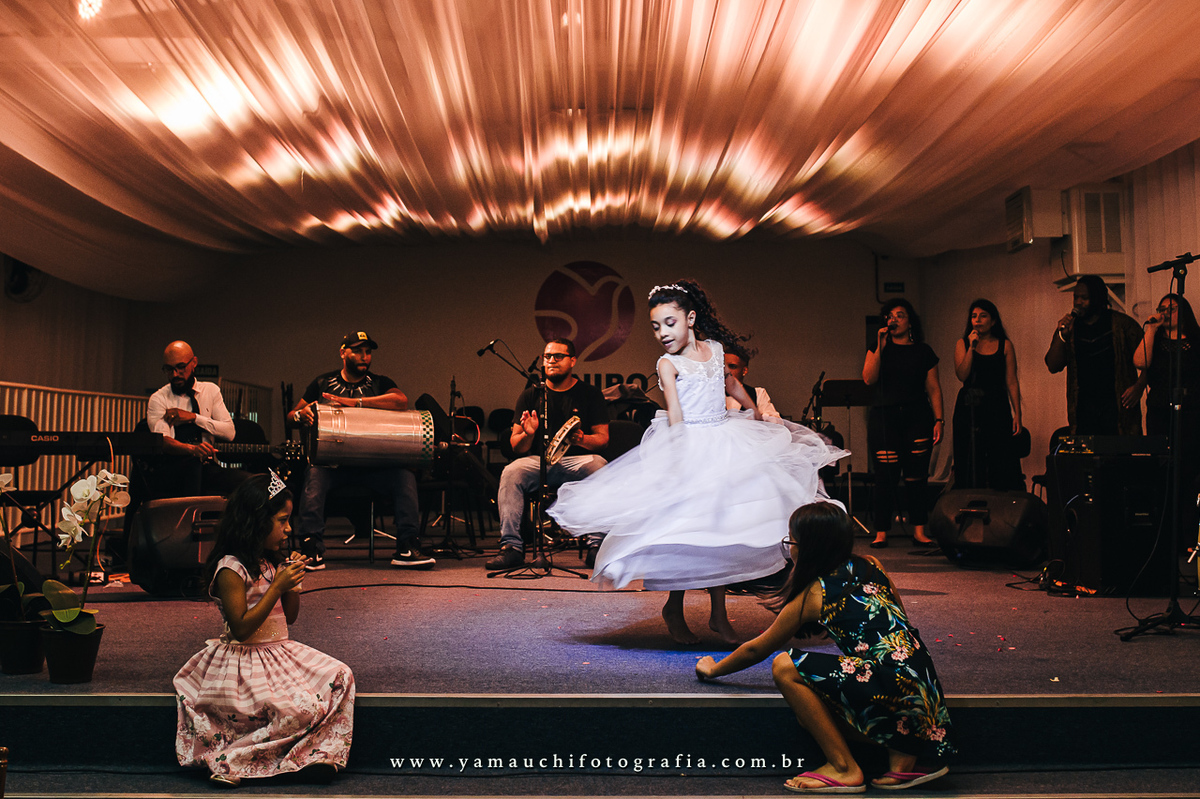 daminha dançando com orquestra da igreja Adnipo