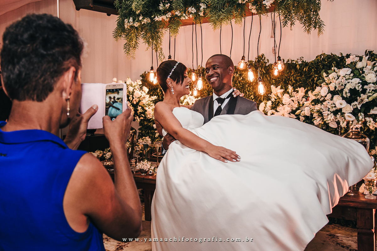 noivos na mesa do bolo