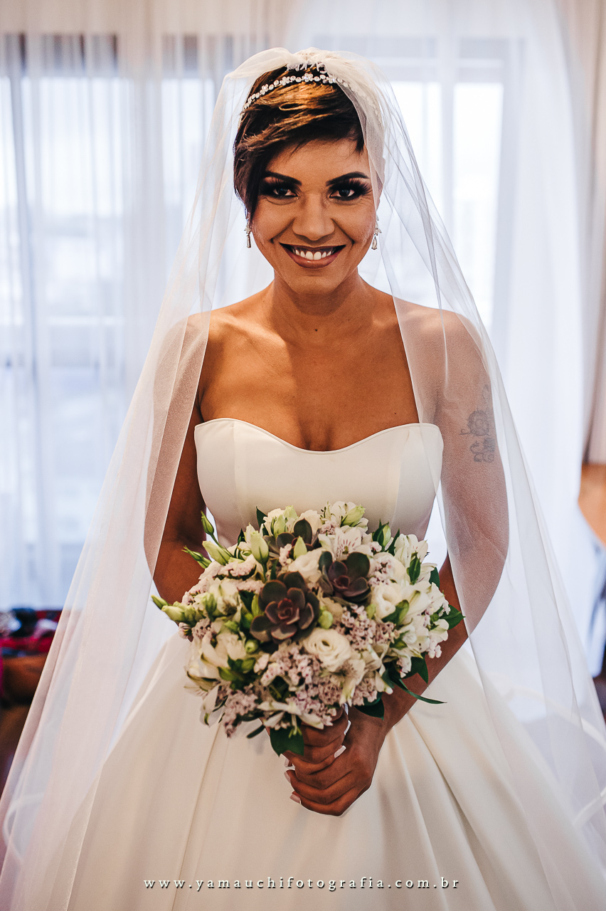 Fotógrafo de casamento São Paulo registrando retrato da noiva com seu buque de flores