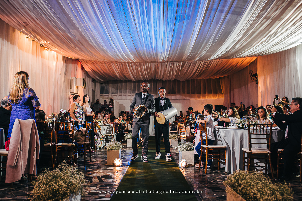 Entrada do noivo com samba