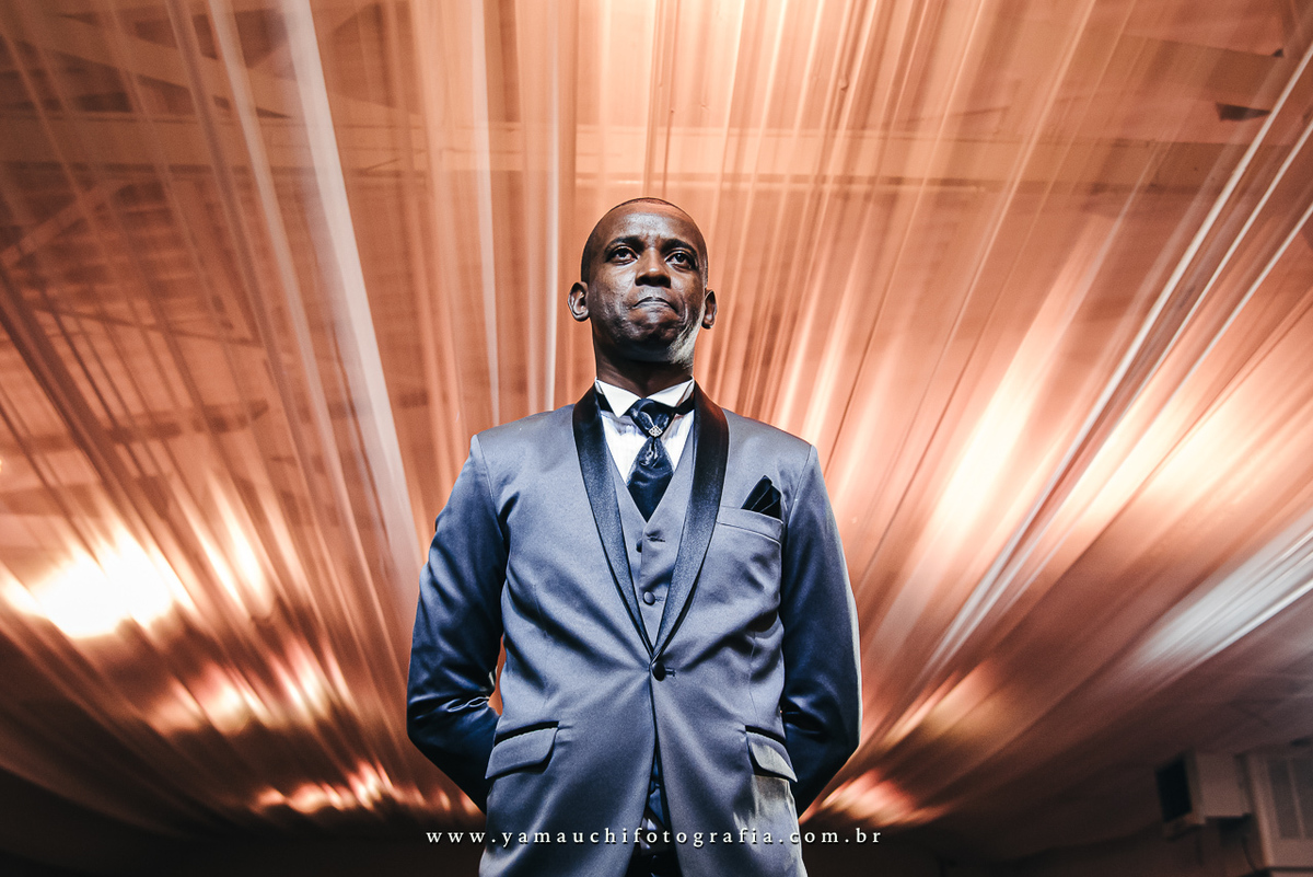 casando na igreja com emoção do noivo na entrada da noiva 