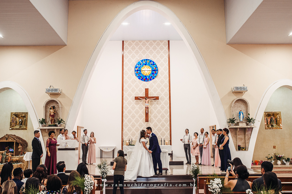 Casando na igreja São Benedito Suzano, beijo dos noivos