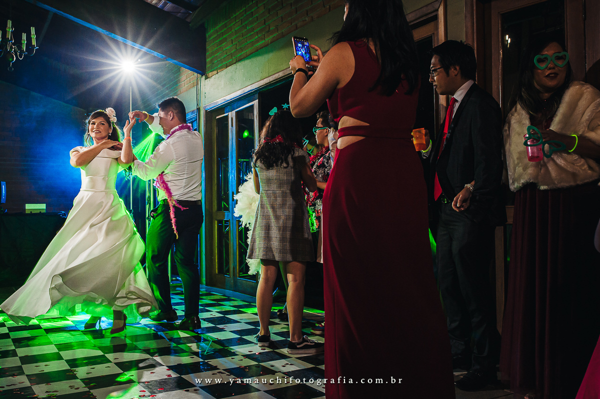 dança dos noivos na pista do DJ