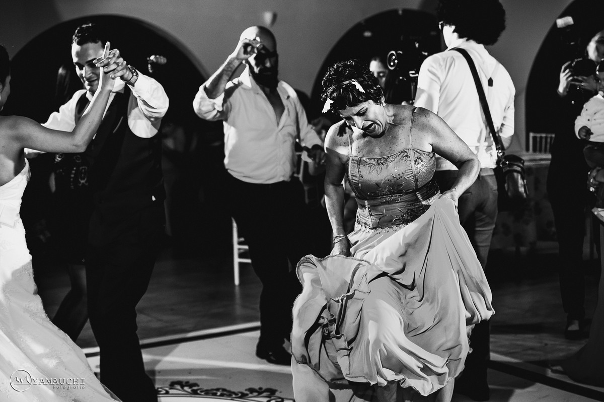 mãe do noivo dançando