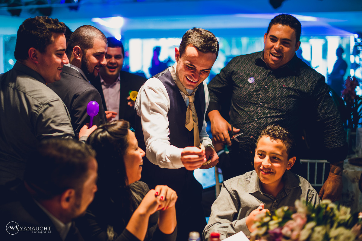 noivo passando a gravata