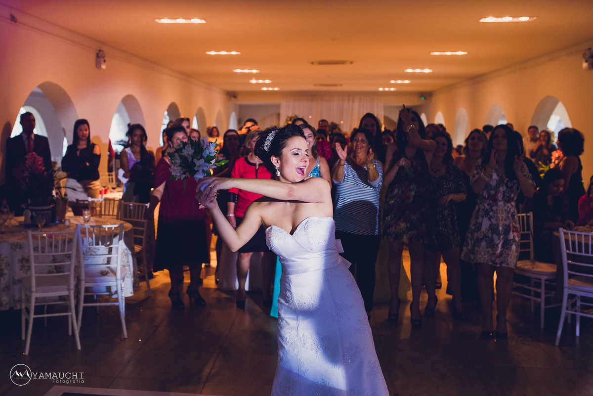 noiva jogando o buquê