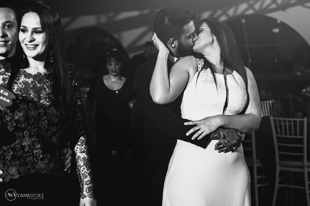 beijinho no casamento