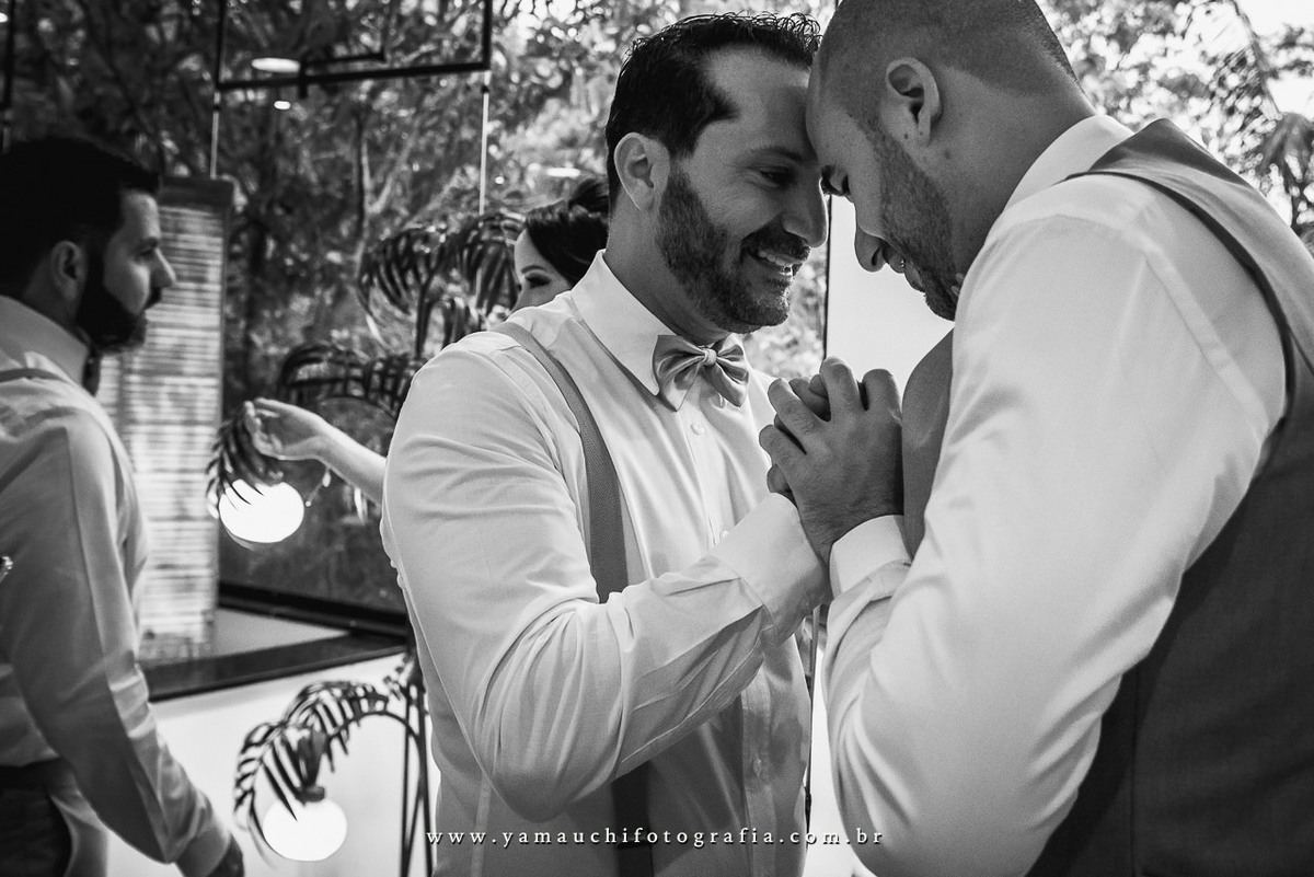 noivo recepcionando os convidados