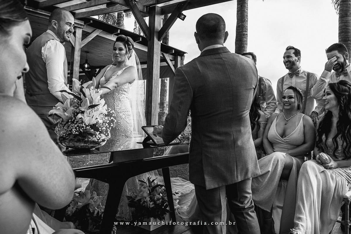 celebração de casamento com padrinho emocionado