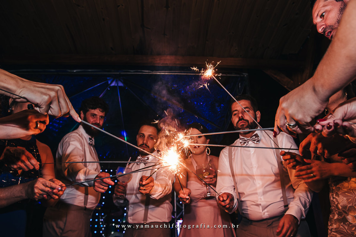 Sparkles na saída dos noivos