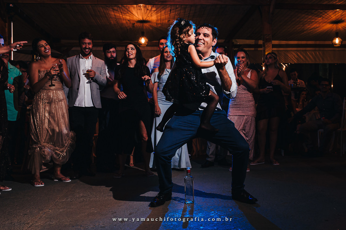 pai dançando com sua filha no casamento