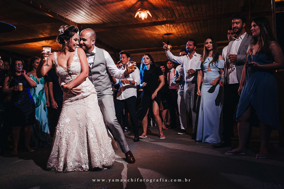 Vestido de noiva para casamento no campo