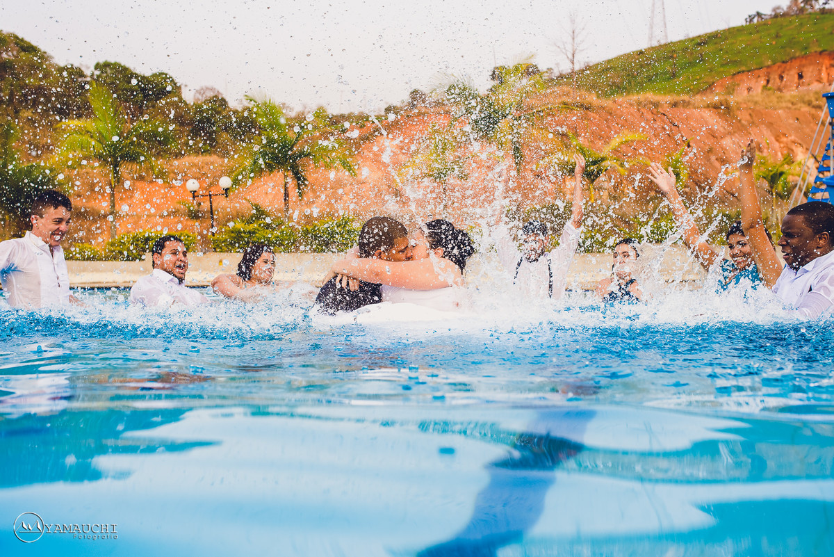 noivos na piscina