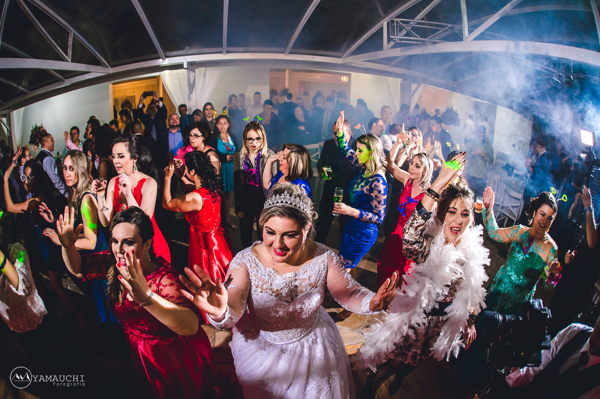 Festa de casamento animada