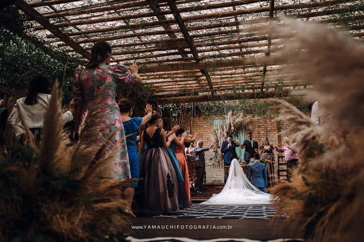 Beijos dos noivos na cerimônia de casamento