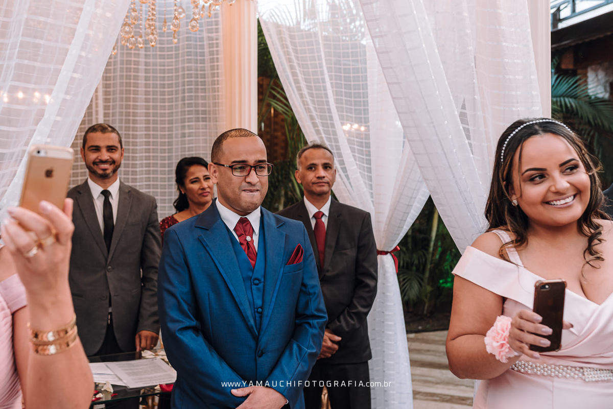 noivo chorando na entrada da noiva