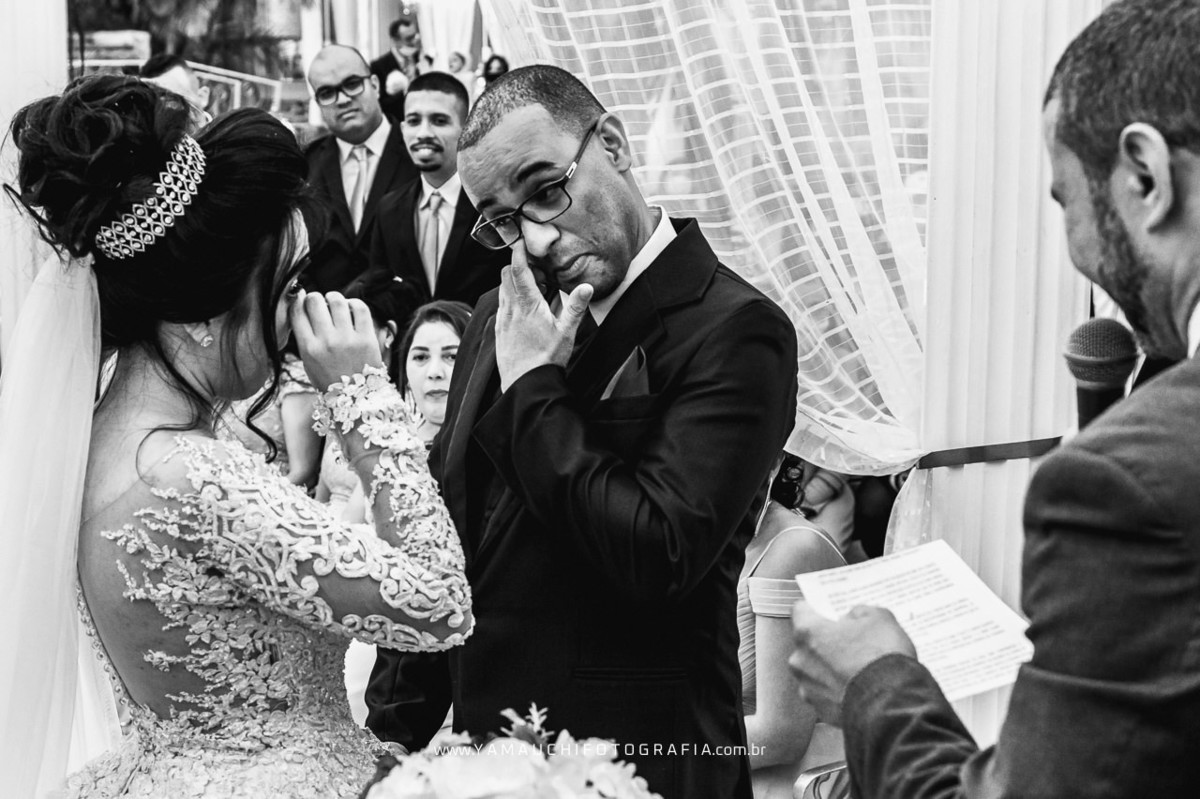emoção dos noivos na cerimônia