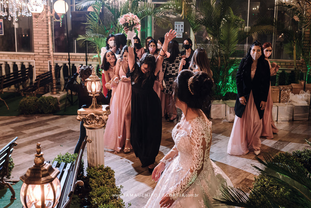 Como tornar seu casamento incrível na hora de jogar o buque de flores