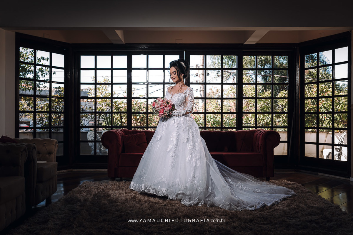 Vestido de noiva e buque de flores