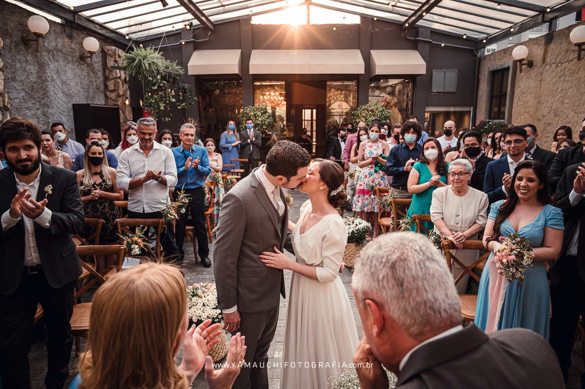 beijo dos noivos no altar na Casa Cora