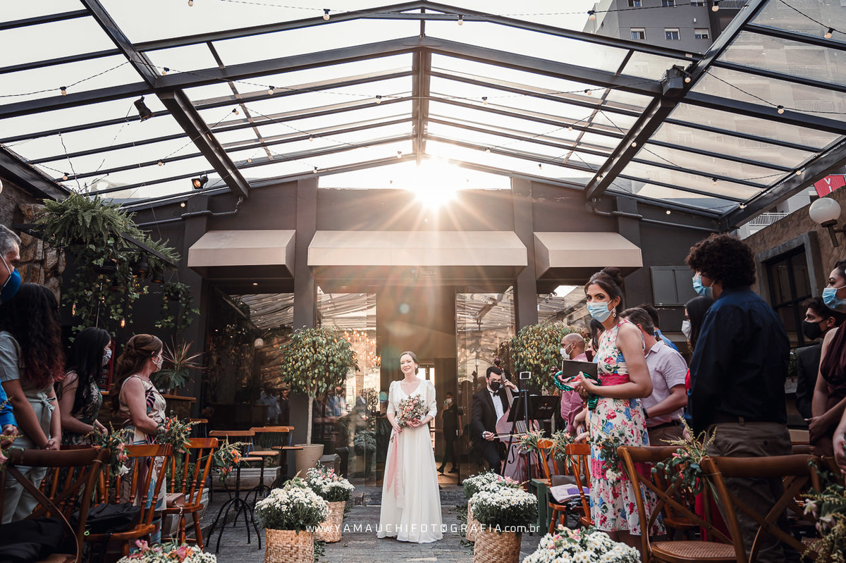 Entrada da noiva na Casa Cora em casamento de dia