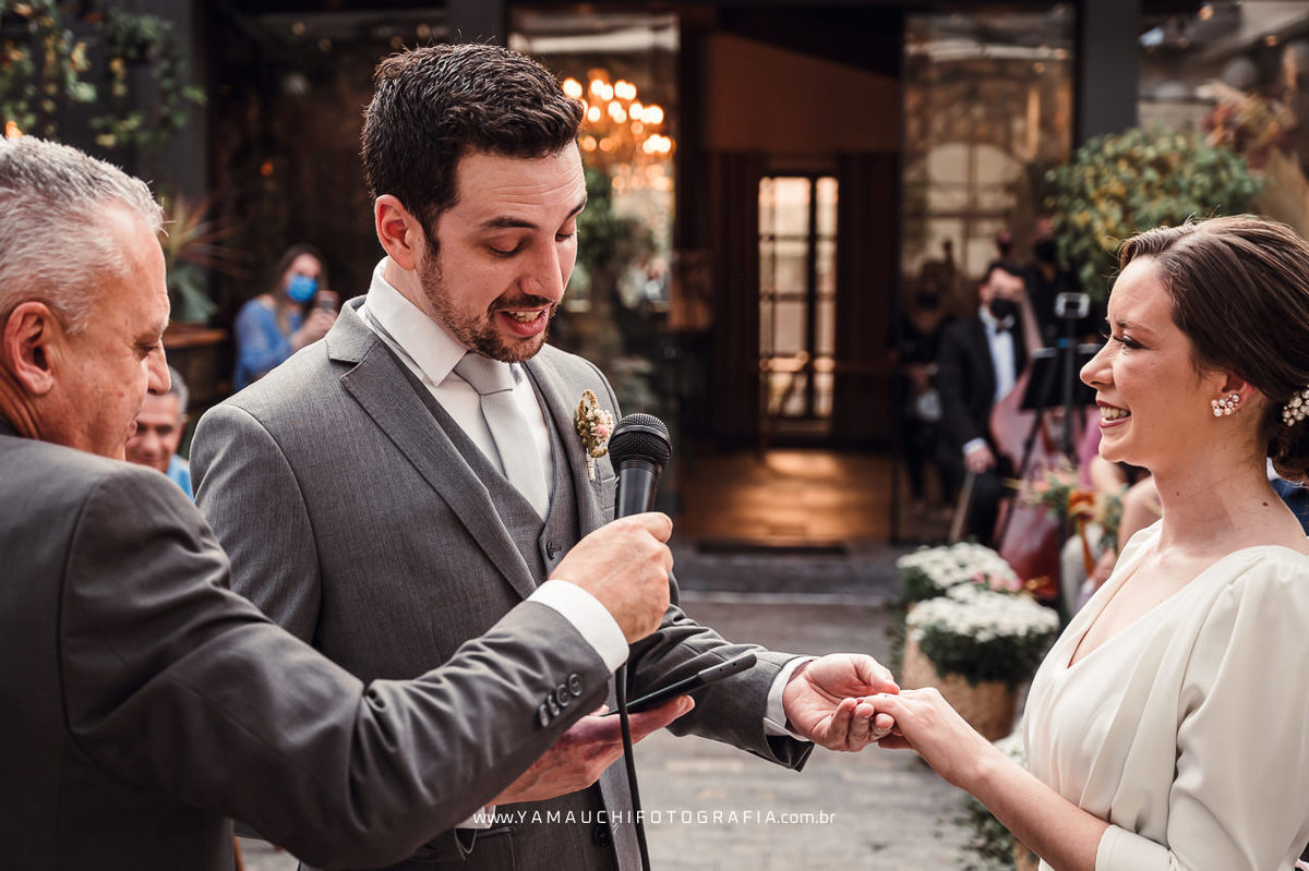 Noivos no altar em salão para casamento em SP