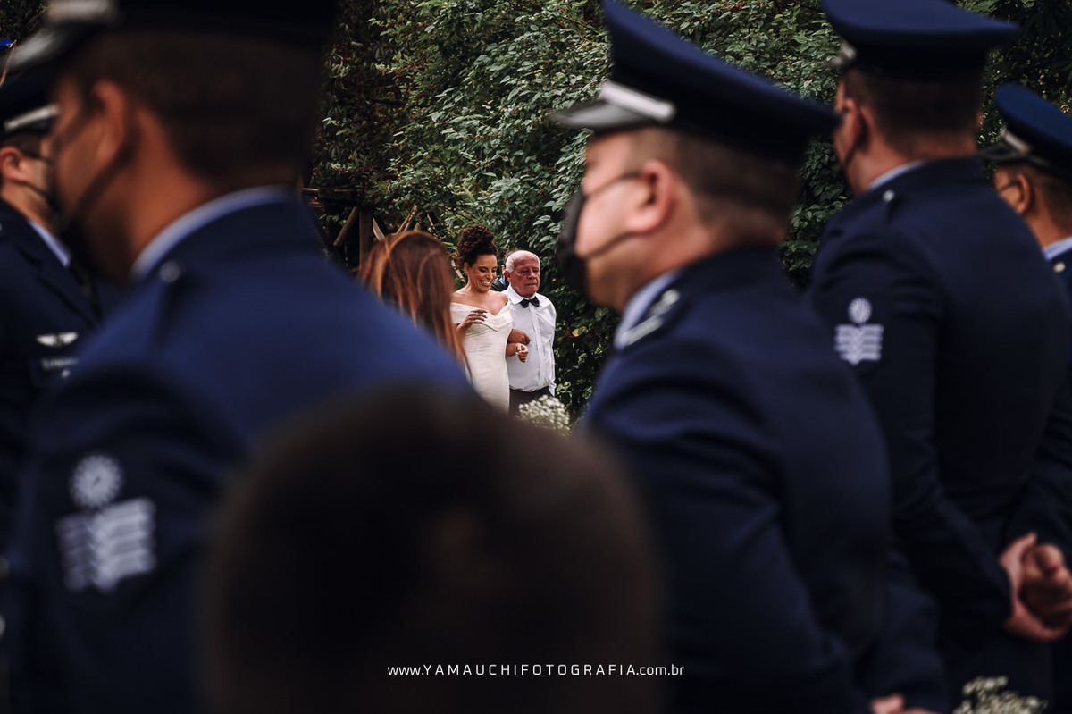 Entrada da noiva no casamento no campo