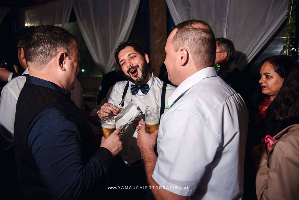 noivo passando gravata