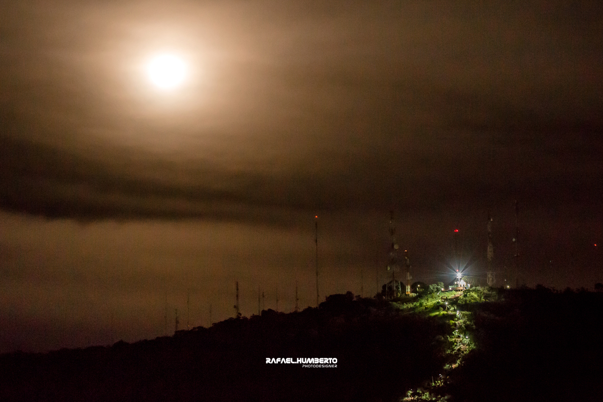 Serra do Estrondo em uma noite nublada