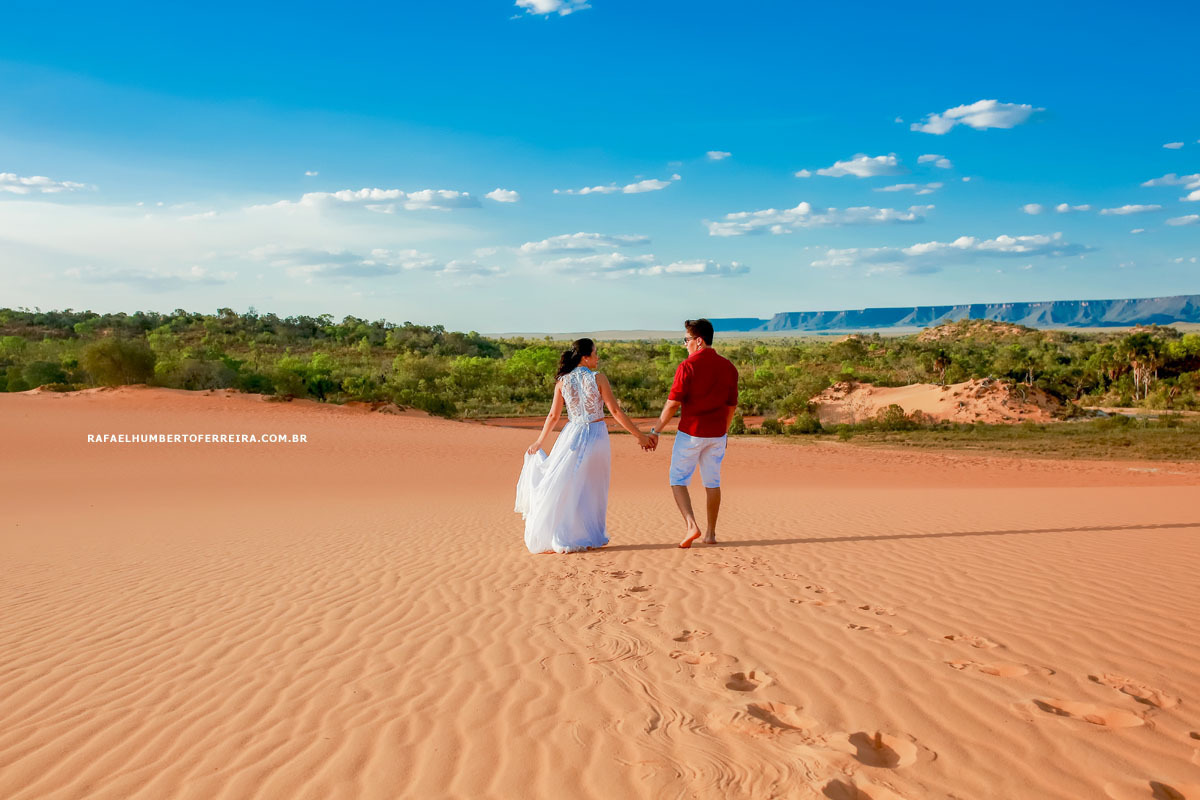 lindo ensaio pré casamento noivos caminhando nas dunas no jalapão