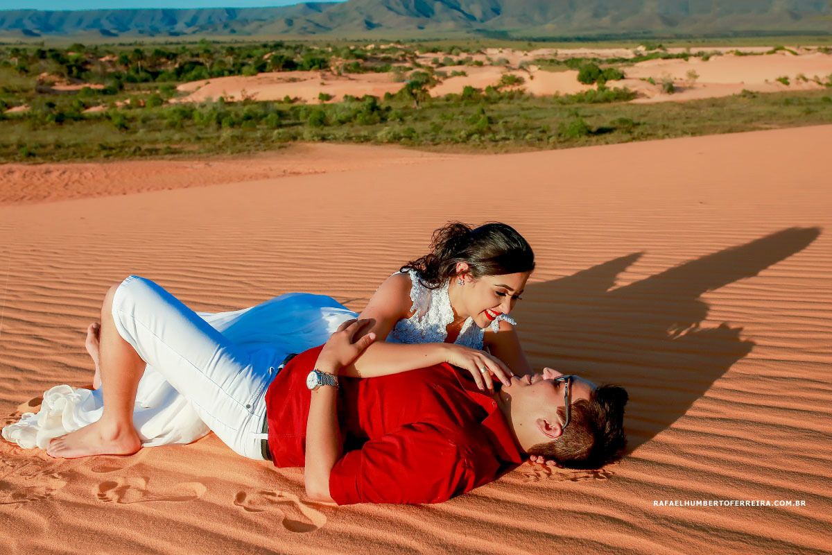 casal deitado e namorando nas dunas no jalapão