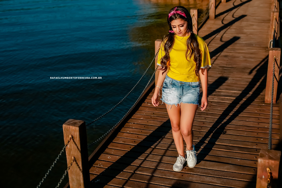 debutante caminhando no ensaio de 15 anos