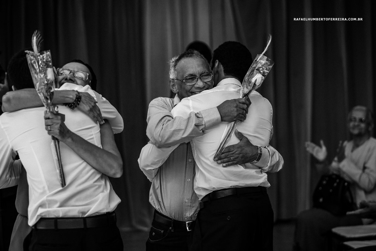 irmãos abraçando seus pais no culto ecumênico